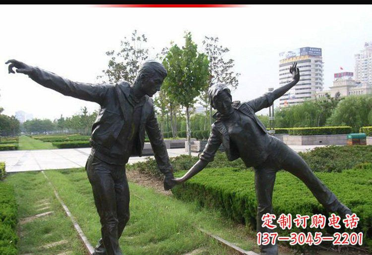 泸州走铁轨的情侣铜雕