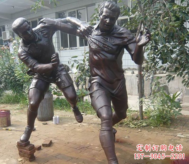 泸州足球运动公园人物铜雕