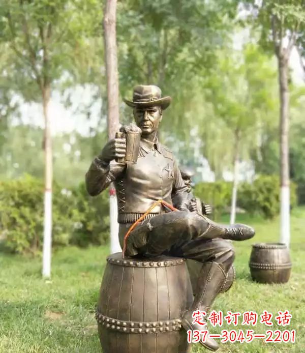 泸州坐酒桶喝啤酒的牛仔铜雕