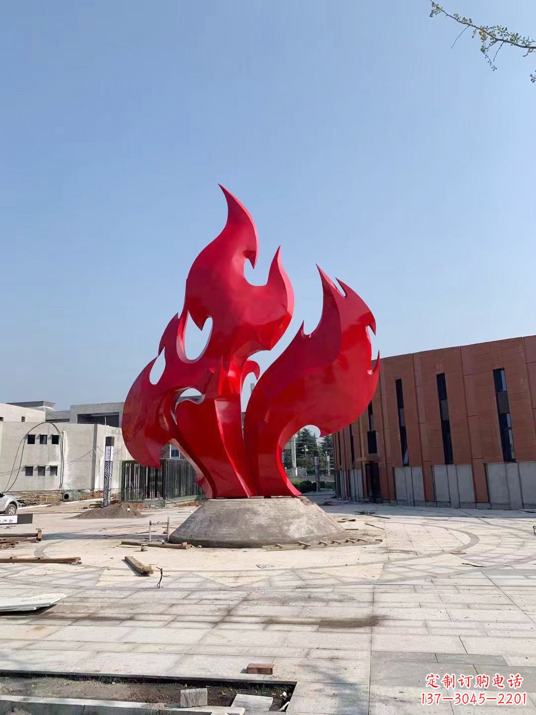 泸州大学操场抽象不锈钢火苗雕塑