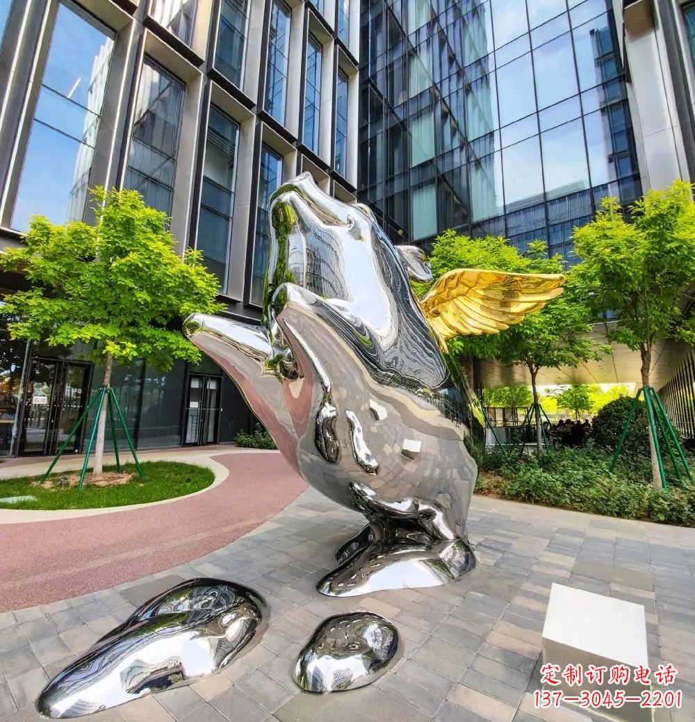 泸州猪雕塑-酒店门口一只带翅膀不锈钢镜面猪雕塑
